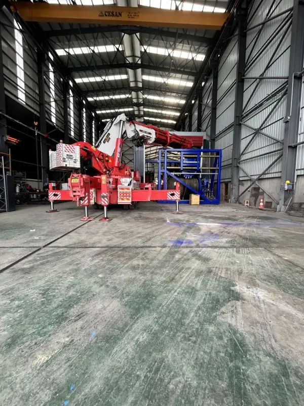 Fabrika içinde ayakları açılmış hi-up vinç ile montaj