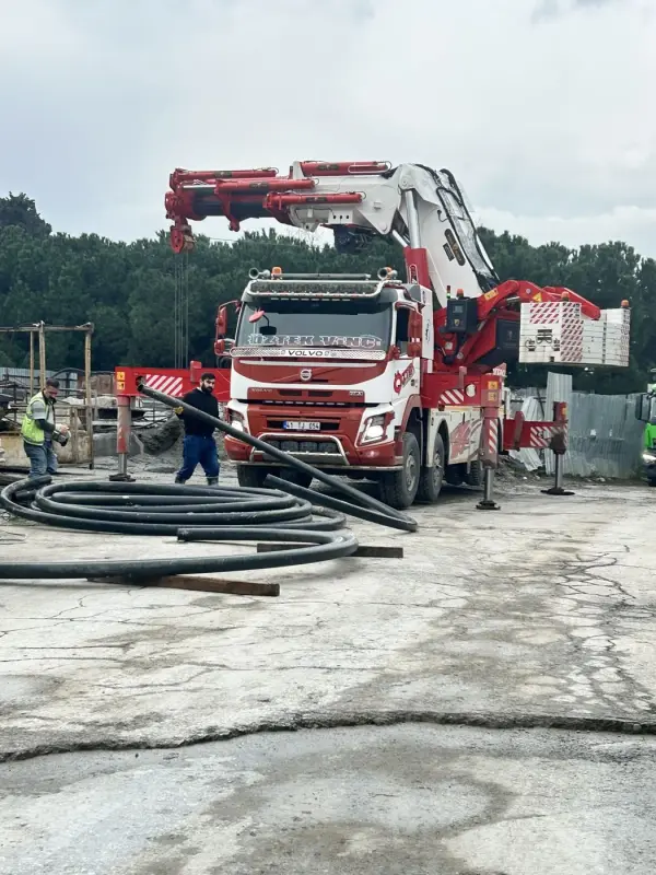 Şantiyede Volvo hi-up vinç ile boru taşıma