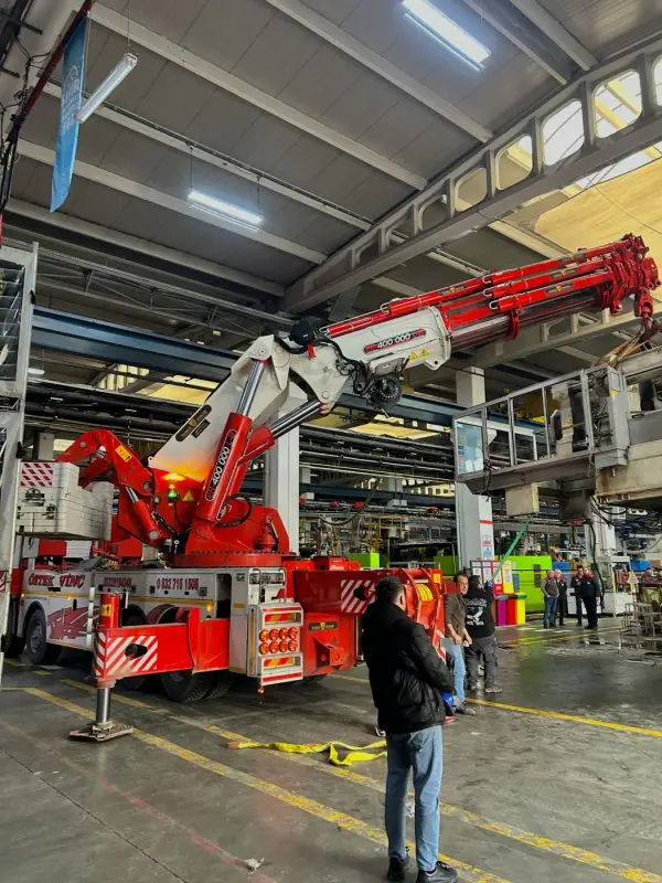 Fabrika içinde hi-up vinç ile makine taşıma