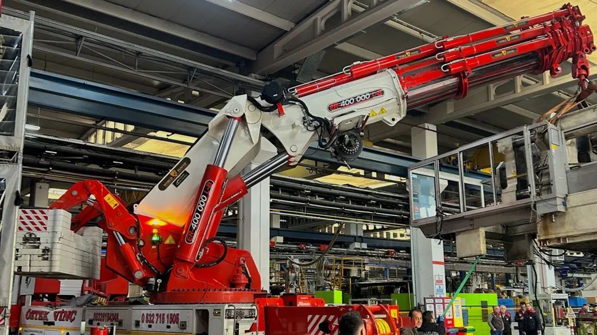 Fabrika içinde hi-up vinç ile makine taşıma operasyonu