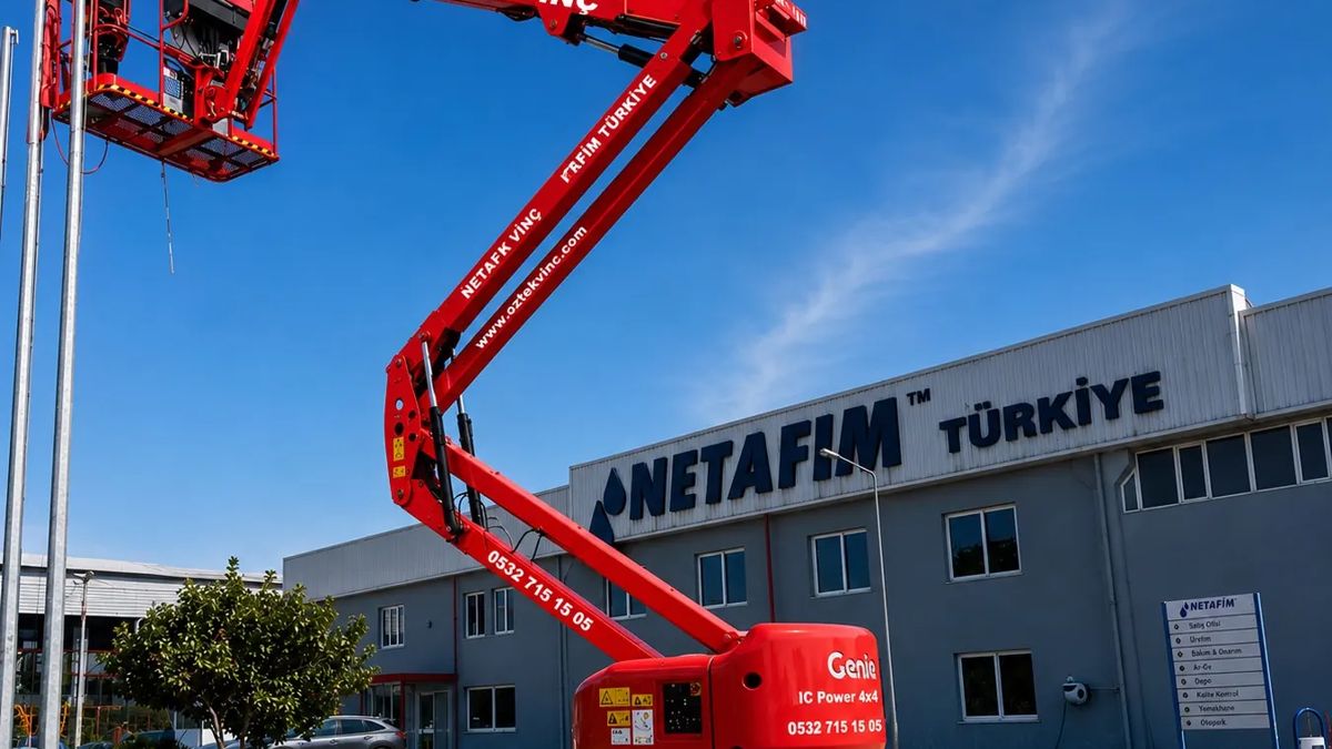 Fabrika önünde çalışan kırmızı eklemli platform