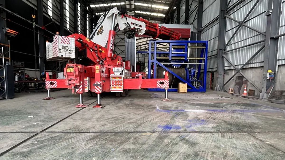 Fabrika içinde ayakları açılmış Öztek Vinç hi-up vinç
